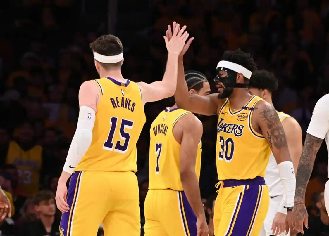 NBA季后赛赛后走向成谜，洛杉矶湖人外线爆发，引发热议，更衣室氛围转暖的简单介绍-尊龙官网